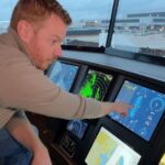 Zelfvarend schip volledig zelfstandig aanmeren en wegvaren op de Waal