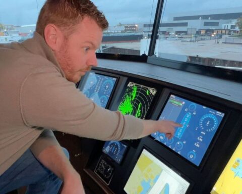 Zelfvarend schip volledig zelfstandig aanmeren en wegvaren op de Waal