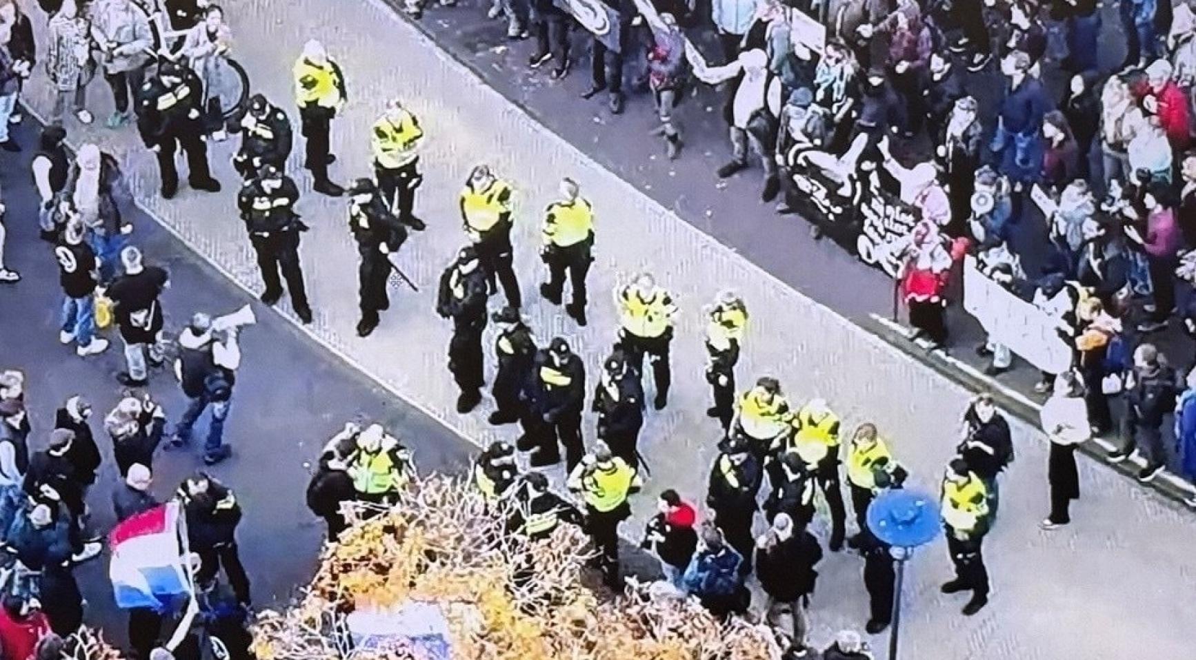 Zes arrestaties bij protest tegen asielzoekerscentrum in Amersfoort; onrust ook in Hoorn