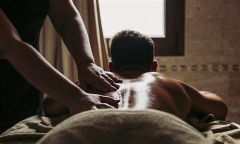 Zieke teamleidster die als masseuse werkte onterecht ontslagen