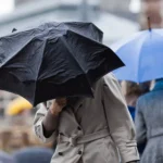 Zware regen en sterke wind slaan toe in centraal en noordelijk Nederland