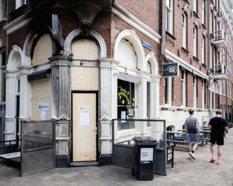17-jarige aangehouden na explosiepoging bij pizzaketen in Amsterdam