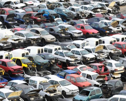 57-jarige man aangehouden na grote brand bij autofabriek in Leeuwarden