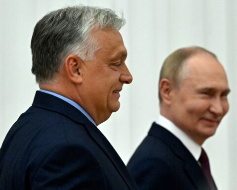 Hongarije blijft 'nationale kaarten' verstrekken aan Russen en Wit-Russen