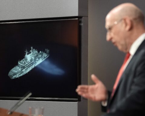 Londen waarschuwt voor paraatheid tot “militaire opties” na laserincident met Russisch spionageschip