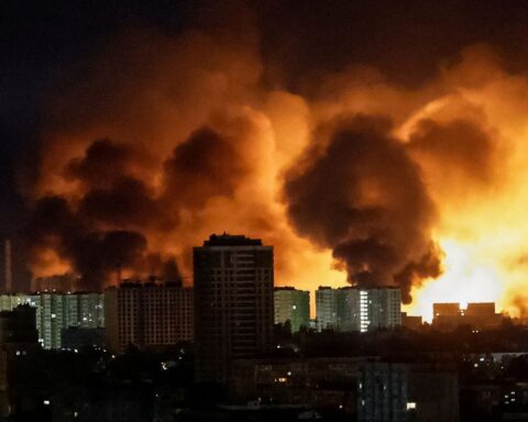 Massale nachtelijke aanval op Kyiv benadrukt Russische druk tijdens vredesoverleg