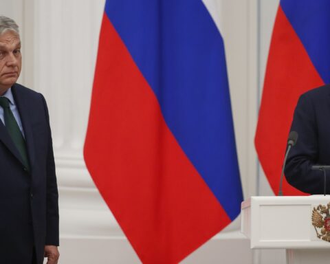 Orbán balanceert tussen Moskou en Brussel