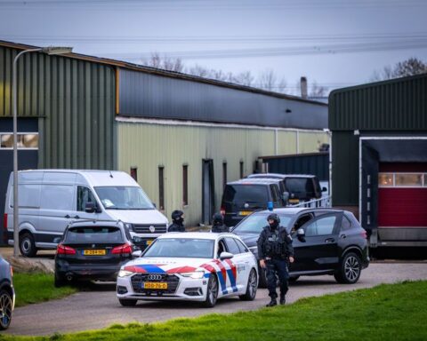 Acht mannen aangehouden na ontdekking van 3300 kilo cocaïne in loods in Standdaarbuiten