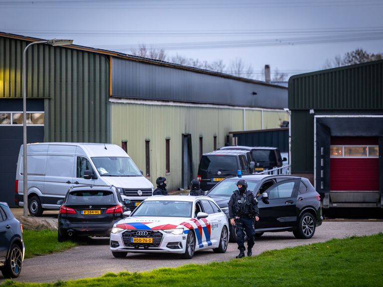 Acht mannen aangehouden na ontdekking van 3300 kilo cocaïne in loods in Standdaarbuiten