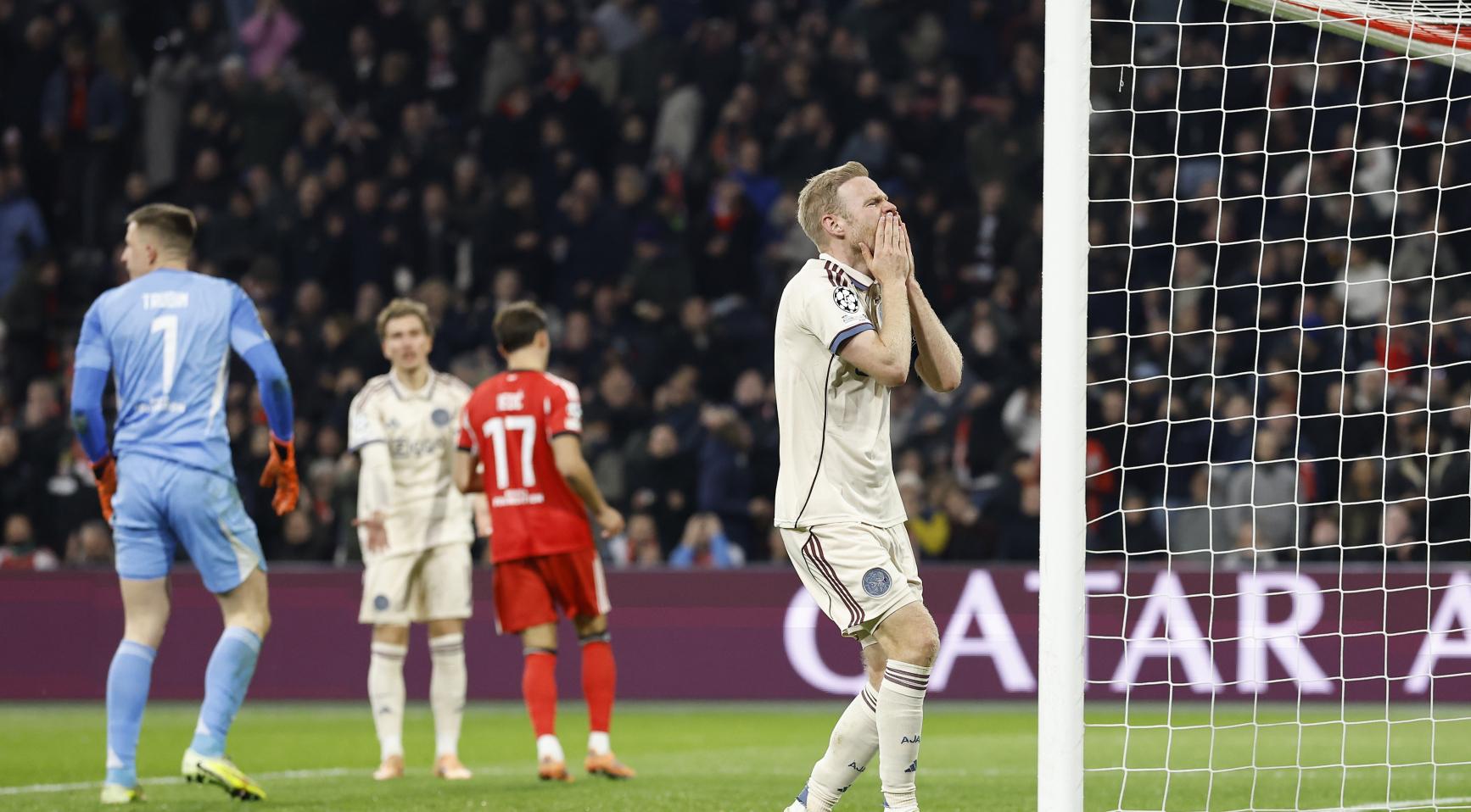 Ajax blijft puntloos in de UEFA Champions League na thuisnederlaag tegen Benfica