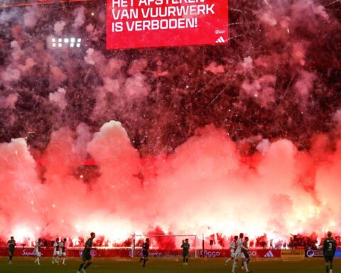 Ajax–Groningen wedstrijd stopgezet na vuurwerkaanvallen door fans