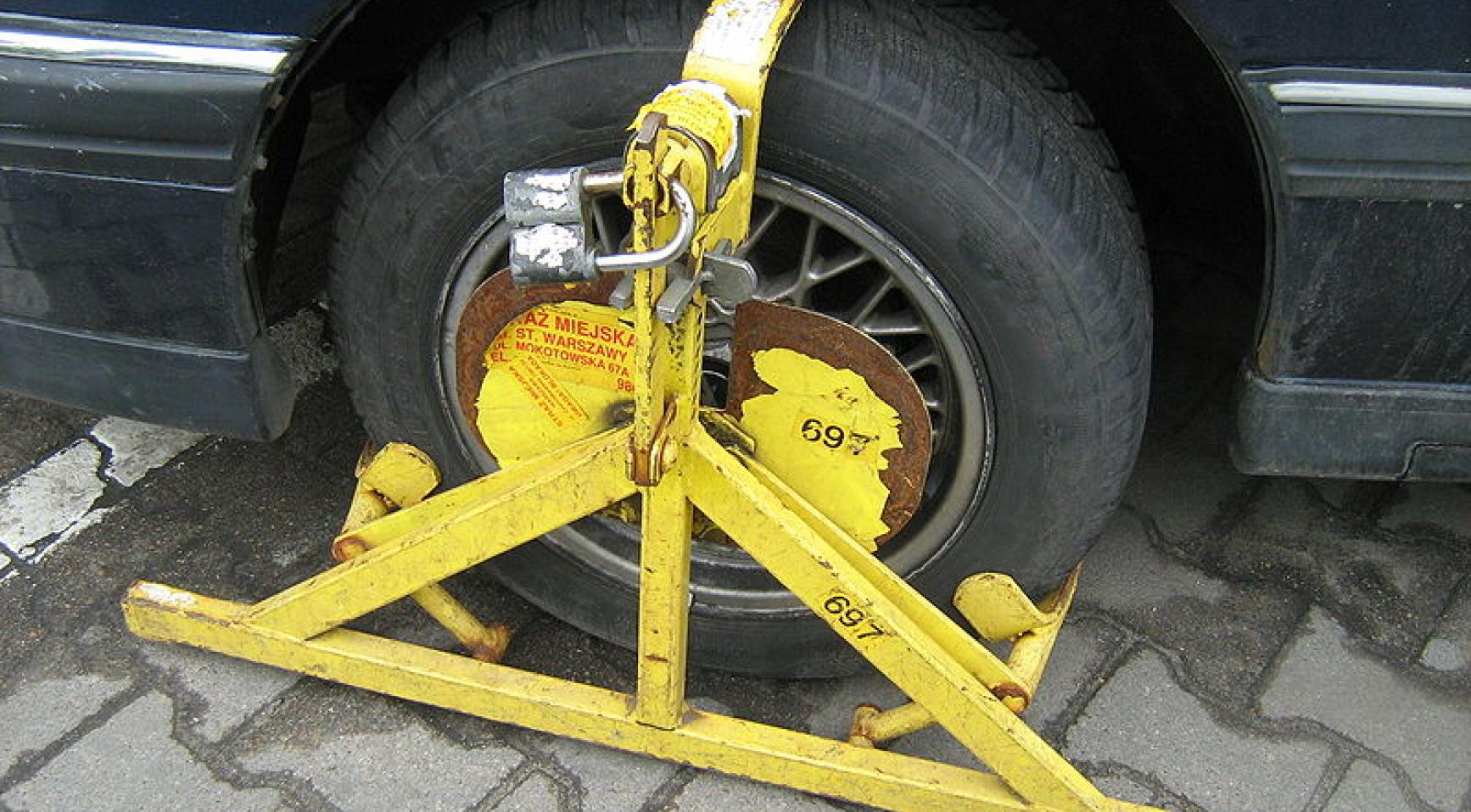 Amsterdam gaat voertuigen van buitenlandse bezoekers met parkeerboetes blokkeren