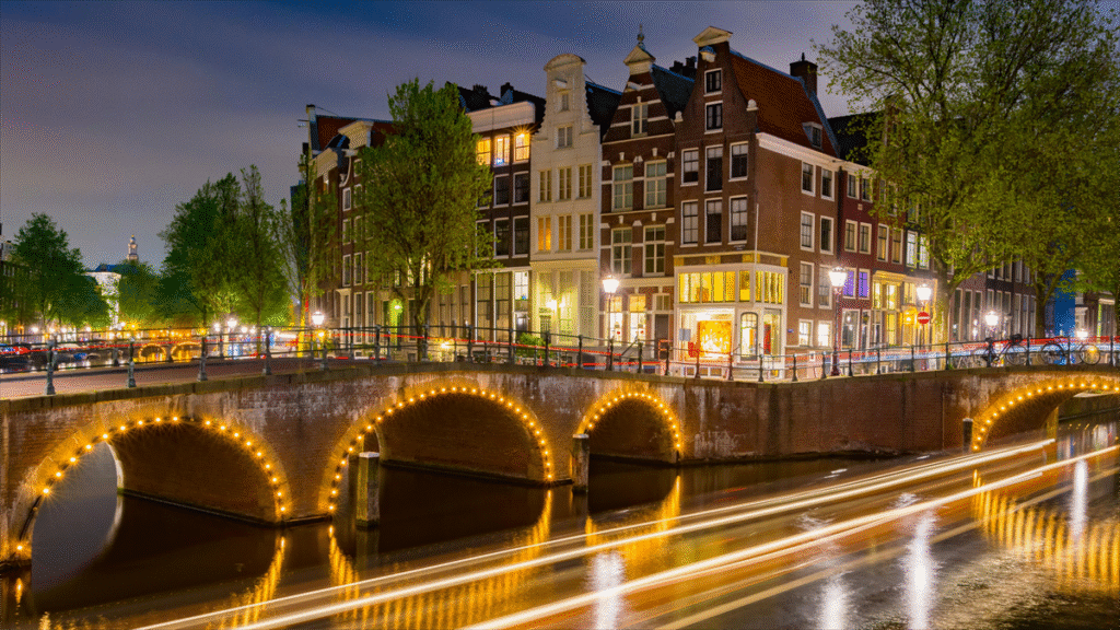 Amsterdam introduceert vastgoedfonds om toerisme te reguleren en stad leefbaarder te maken