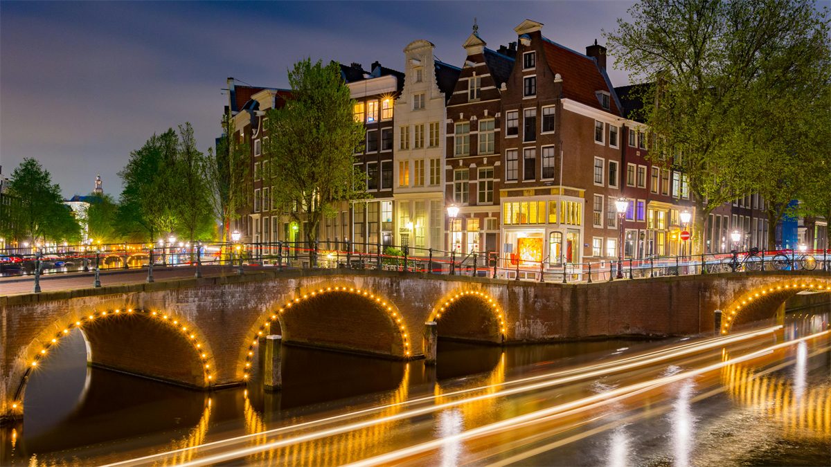 Amsterdam introduceert vastgoedfonds om toerisme te reguleren en stad leefbaarder te maken