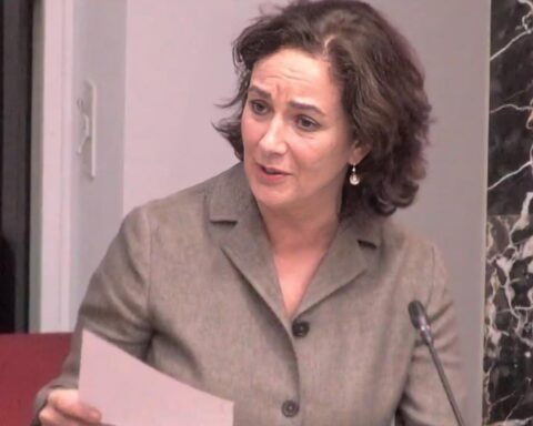 Amsterdamse burgemeester veroordeelt mannelijke demonstranten die haar een "hoer" noemden en vrouwen lastigvielen