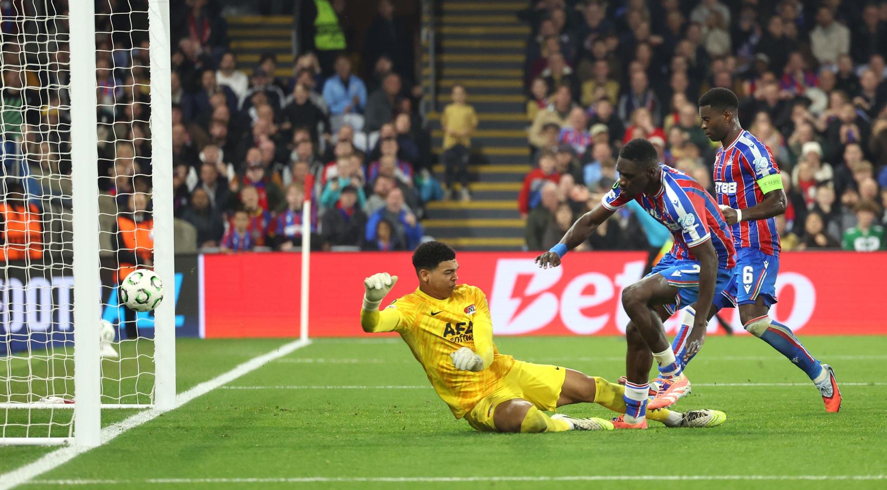 AZ verliest met 3-1 van Crystal Palace in UEFA Conference League