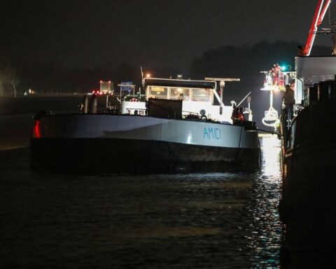 Binnenvaartschip Amici deels gezonken bij Veendam, vaarverkeer tijdelijk stilgelegd