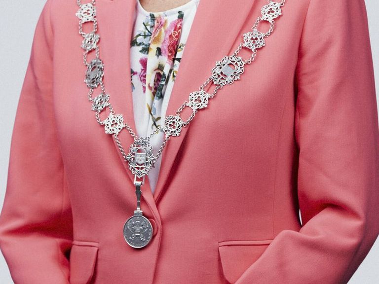 Burgemeester Middelburg verliest deel van ambtsketen tijdens fietstocht