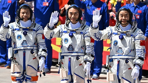 Chinese astronauten vast in de ruimte na aanvaring met ruimtepuin