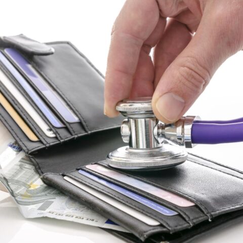 De meeste zorgverzekeraars verhogen premies niet; Menzis schrapt eigen risico voor lage inkomens