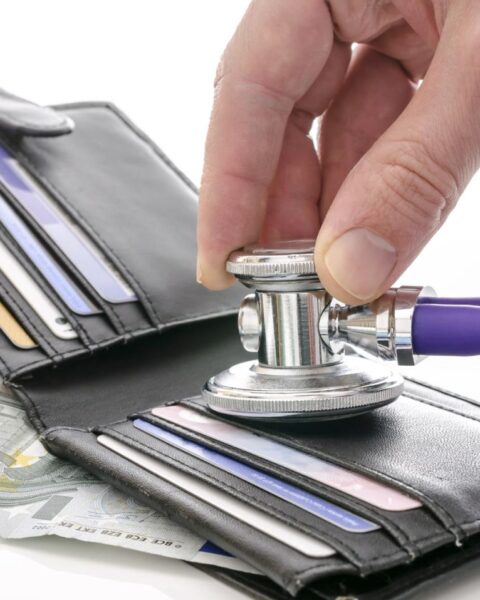 De meeste zorgverzekeraars verhogen premies niet; Menzis schrapt eigen risico voor lage inkomens