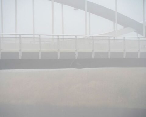 Dorkwerderbrug blijft dagen dicht na aanvaring met schip in Groningen