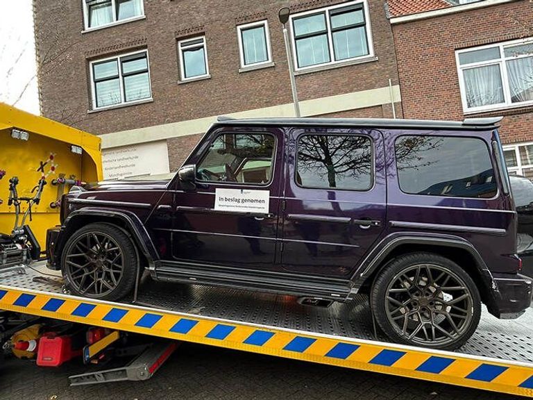 Drie aangehouden voor mensensmokkel in Rotterdamse haven, luxe auto in beslag genomen