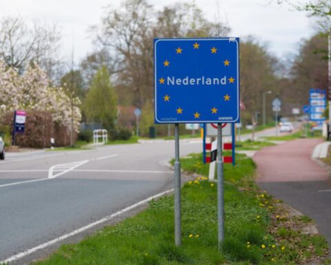 Duitse politie zet meer dan 150 migranten af in Nederlandse grensplaatsen; Nederland verlengt grenscontroles