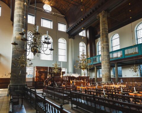 Duizenden verzamelen zich in Amsterdam voor de herdenking van Kristallnacht, 87 jaar na de Nazi-aanvallen op Joden