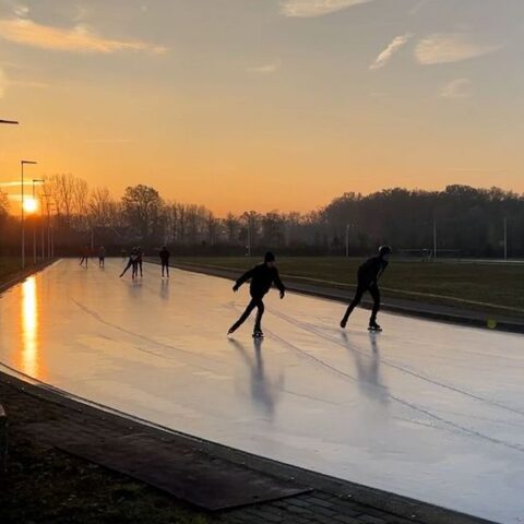 Eerste schaatsers op de ijsbaan in Winterswijk dit seizoen