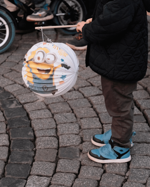 Gemaskerde tieners beroofden meerdere kinderen van hun Sint Maarten snoep in Haarlem