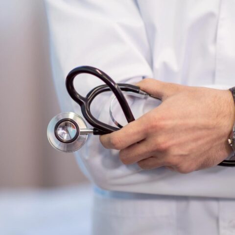 Geneesheer uitgesloten van de uitoefening van zijn beroep na seksueel misbruik van stiefdochter