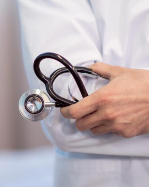 Geneesheer uitgesloten van de uitoefening van zijn beroep na seksueel misbruik van stiefdochter