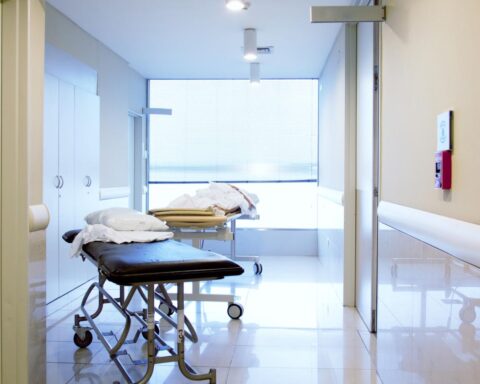 Gev convicted moordenaar betrokken bij vermoedelijke seksueel wangedrag met personeel van psychiatrische kliniek