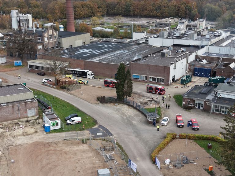 Gevaarlijke stof, zwaveldioxide, lekte uit in fabriek in Nijverdal, medewerkers ontruimd