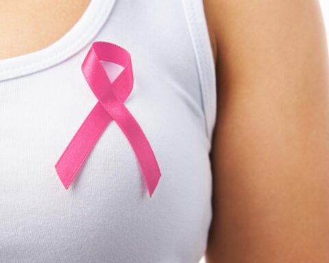 Gezondheidsminister houdt borstkankerbehandelingen om hoge prijzen buiten basisverzekering