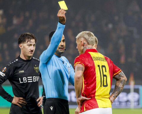 Go Ahead Eagles boet speler 500 euro voor bespotten tegenstander met schisis
