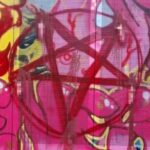 Griezelige muurschildering met dode ratten binnen getekende pentagram ontdekt in Amsterdam