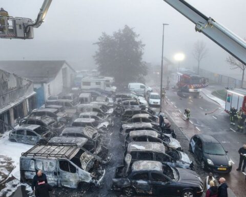 Grote brand in autorecyclebedrijf Leeuwarden verwoest meer dan 25 auto's