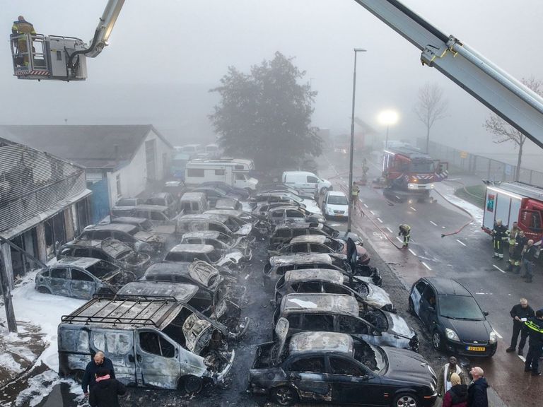 Grote brand in autorecyclebedrijf Leeuwarden verwoest meer dan 25 auto's