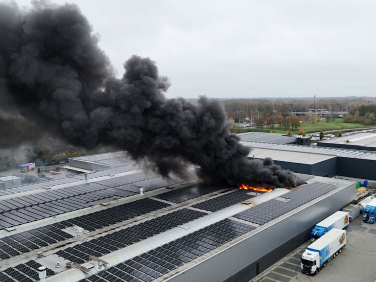 Grote brand op industrieterrein in Barneveld, A30 afgesloten in beide richtingen