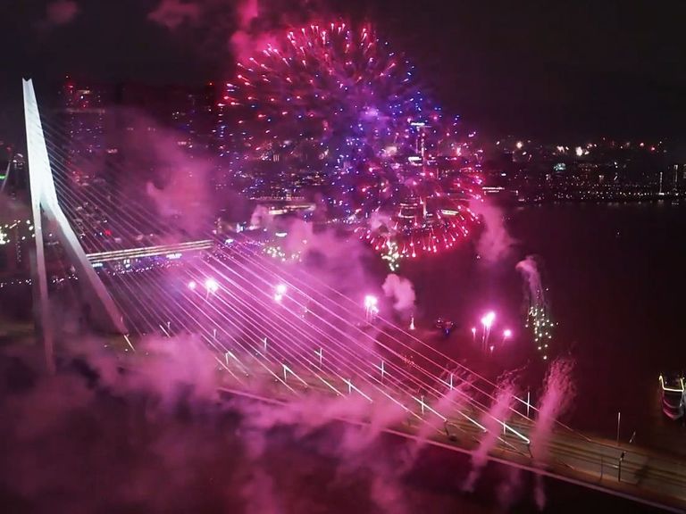 Grote vuurwerkshow bij Erasmusbrug Rotterdam gaat door na gemeentelijke steun