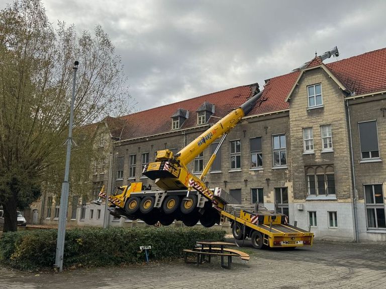 Hijskraan valt op jeugdzorginstelling in Cadier en Keer, dak zwaar beschadigd