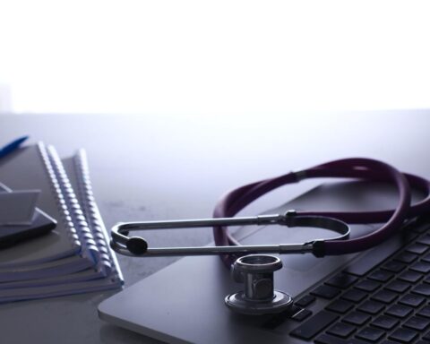 Huisartsen onderbetaald door te lage tarieven Nederlandse zorgautoriteit, beslist rechter