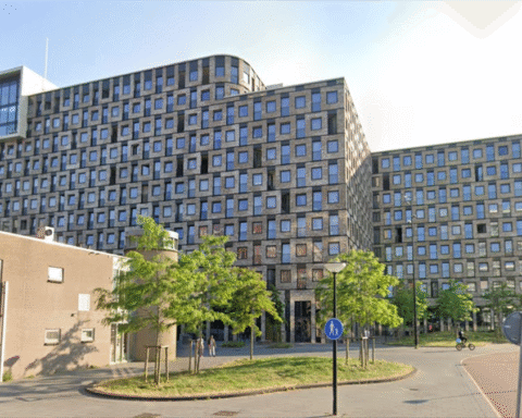 Huurders in Amsterdam eisen terugbetaling van servicekosten van DWS