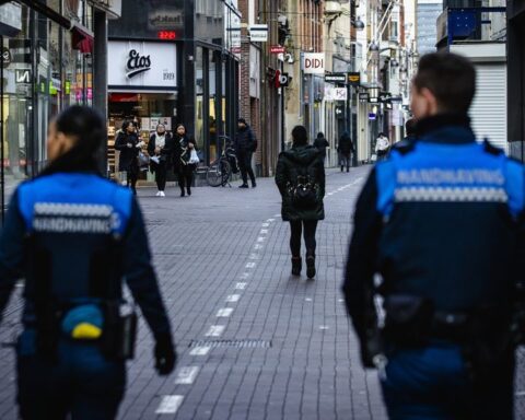 Kabinet stelt invoering hoofddoekverbod voor boa's uit