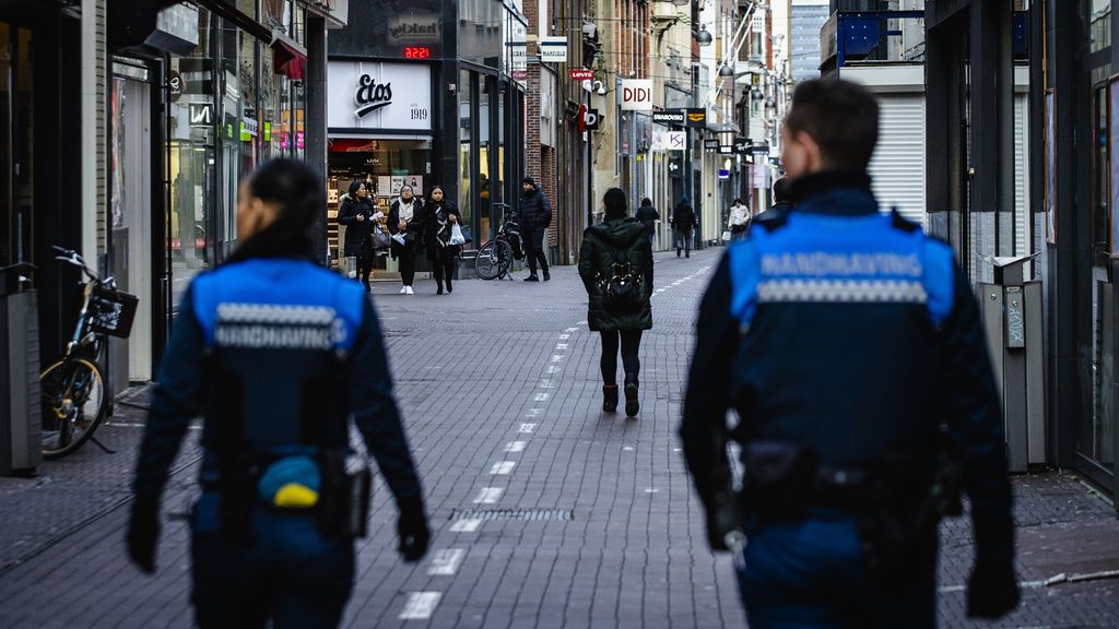 Kabinet stelt invoering hoofddoekverbod voor boa's uit