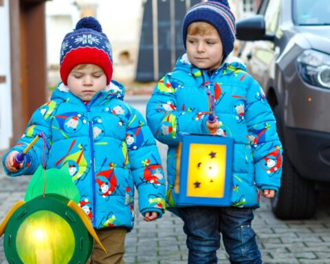 Kinderen met lantaarntjes zingen voor snoep: Sint Maarten wint aan populariteit in Nederland