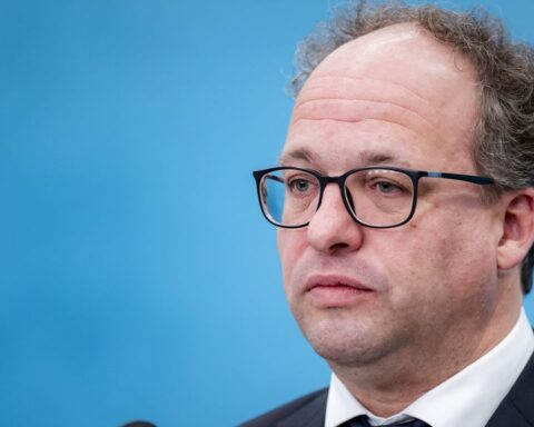 Koolmees nodigt CDA en D66 uit voor overleg, VVD blijft afwachten