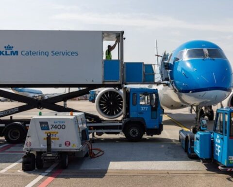 Koppel met notenallergie verlaat KLM-vliegtuig voor amandelsnack